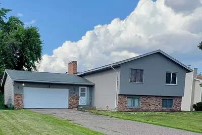 Image de Nestled in a quiet, safe neighborhood close to highway.