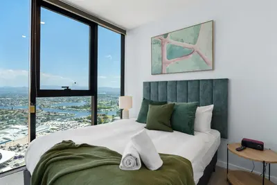 Image de New Partial Ocean View Broadbeach 2br *Pool/Gym*