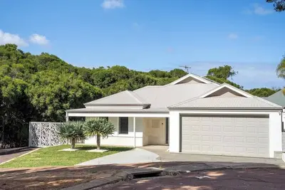 Image de Seastream Haven Stylish Coastal Escape with Garden