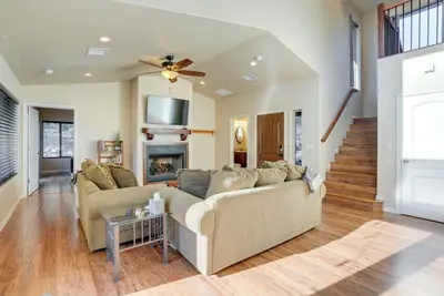 Image de 3 Mi to Downtown Prescott - Spacious Home w/ Patio