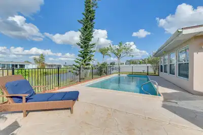 Image de Canal-Front Fishing & Pool: North Port Home
