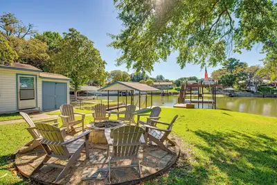 Image de Waterfront Retreat w/ Hot Tub in Gun Barrel City!