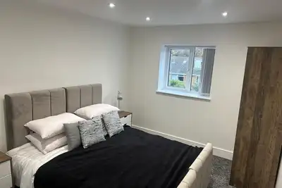 Image de 2-Bedroom Gem: Travel Easily Between Cities