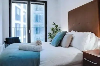 Image de Lux 2Bd\/2br- Free Parking +2 min walk to station.