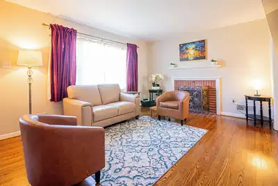 Image de Rare find, pet friendly, w\/parking, Ev charger, fitness, game rm, safe & quiet