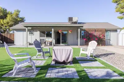 Charming House, Golf Green, Cornhole, Near Freeway