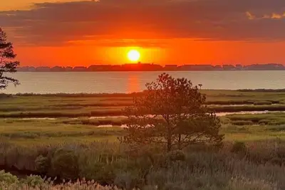 Image de New Listing 2025! <br>his stunning retreat offers everything you need for an unforgettable getaway. Wake up to breathtaking bayside views and watch the sunrise paint the sky in vibrant colors. Spot Bald Eagles soaring nearby, adding to the tranquili