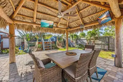 Image de 3br Cocoa Beach Oasis w Tiki Hut & Kayaks (Walk to Beach! )