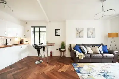 Image de This serviced apartment is a 2 bedroom(s), 1 bathrooms, located in Chorlton-cum-Hardy, England.