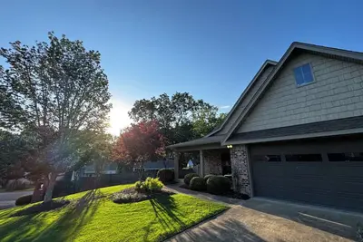 Image de Peaceful, newly renovated 3 bedroom house located less than 1 mile away from Msu