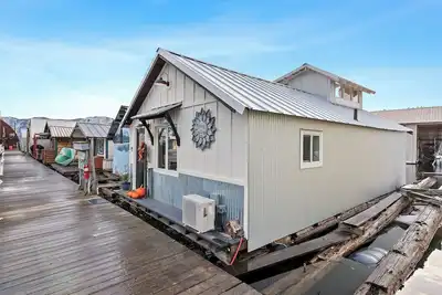 Image de The Love Shack Float House