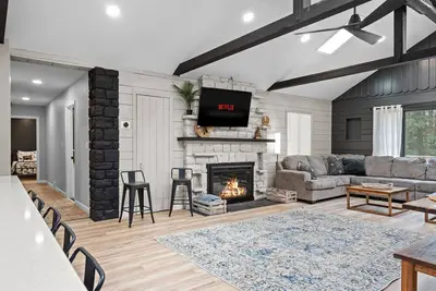 Image de NewReno, 8br, 6bth, Hot tub, Deck, Games, Pets