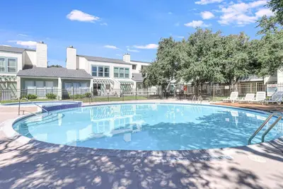 Image de Pool, Pier, Boat dock, Ramp and Trailer Parking, Tennis Courts.