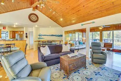 Image de Lake Hamilton Escape w\/ Dock & Waterfront Views!