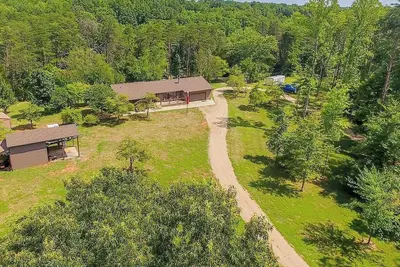 Image de Bear Tree Waterfront Retreat on Lake Anna - 2 Lvl. Home w/ Boathouse & Gazebo