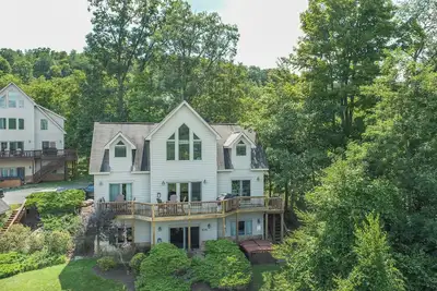 Image de New! Scenic Lake Escape Minutes from the Slopes