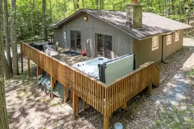 Image de New! Woodlore: Lake Access, Fireplace, Hot tub, Grill!