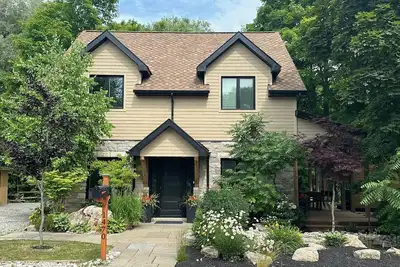 Image de Waterfront Home Perfect for Golfers, Millcroft and Alton Mill Wedding Groups