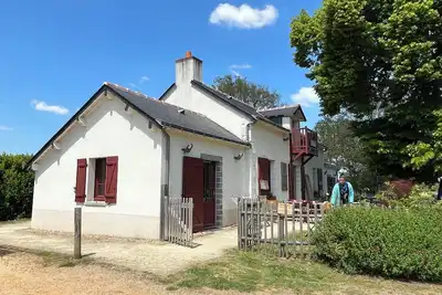 Gîte Ecluse de la Tindière au bord du canal de Nantes à Brest. Repos et calme