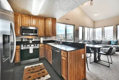 Image de New Listing! ! \"Changes in Altitude\" in Park City!