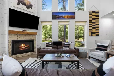 Image de Modern Buffalo - Seasonal creek, Games Galore, Large Hot Tub!