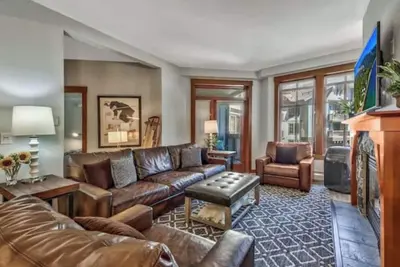 Image de Renovated 3bdr in the heart of Palisades Village\n\n