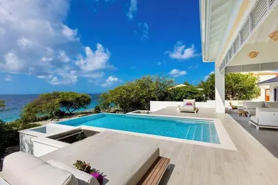 Image de Stylish & Modern Oceanfront villa with Private Beach & Pool in Coral Estate