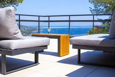 Image de Haut de villa grande terrasse privative vue imprenable sur la mer et Iles d'Or