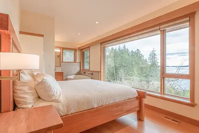 Image de Elegant 2-bedroom apartment on Salt Spring Island, with ocean-view deck.