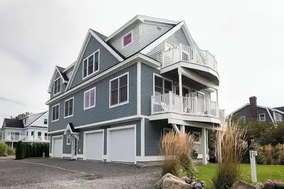 Image de Stunning home with ocean views & quick walk to beaches.