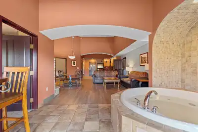 Image de Riverside Retreat, Luxury 14 ft ceiling, Ground fl