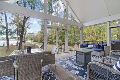 Image de Spacious 6-Bed Lakefront Retreat 2 King Ensuites, Screened Porch & Amenities