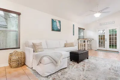 Image de Entire Jax Beach Bungalow 7 blocks from Ocean