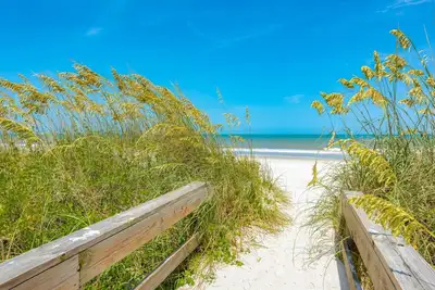 Image de Beach-Walk Getaway Sleeps 4! 1 Block from Ocean
