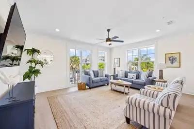 Image de *Brand New* Family Home, Steps From the Sand