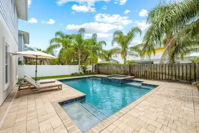 Image de Luxurious Beachside Pool Retreat