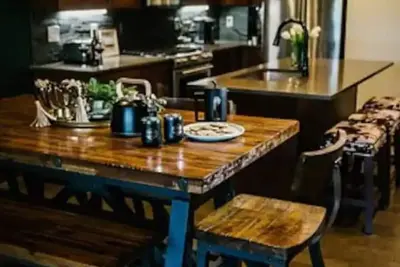 Image de Luxe Townhouse in the Pines, Modern Mountain Charm