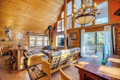 Image de 4 Mi to Fossil Beds: Private Log Cabin on 3 Acres