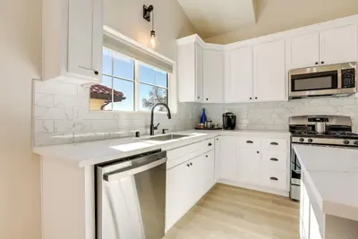 Image de Golf Course Across Street: Modern Auburn Apartment