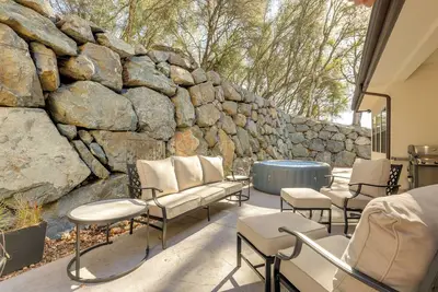 Image de Spacious & Elegant Retreat in Auburn w\/ Patio!