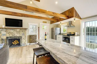 Image de Modern Waterfront Gem w/ Dock on Lake Monomonac