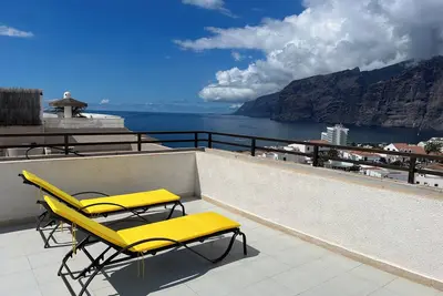 Image de 4 bedroom/2bath penthouse! (180 m2)! Huge private patio