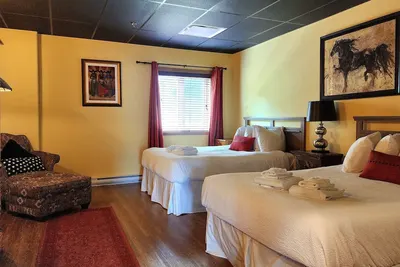 Image de Luxurious Lake Okanagan Mansion with Ballroom and Theatre