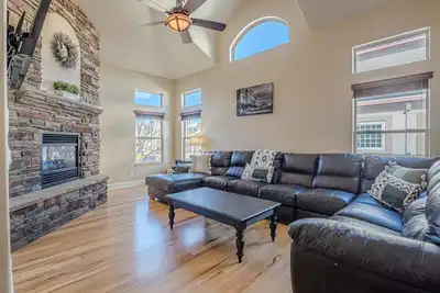 Image de Compass House: Game Room & Dual Fireplaces