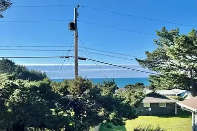 Image de Gold Beach’s favorite family friendly two-story home with ocean views.