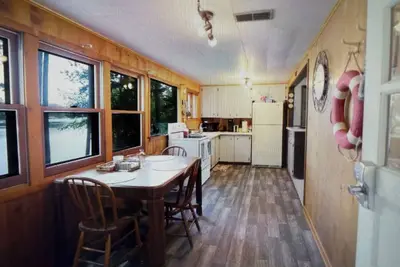 Image de Charming 2-bedroom cottage lake property with two piers, kayaks and fire pit!