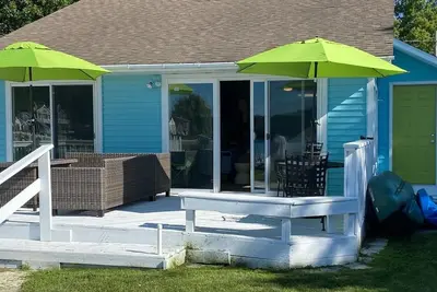 Image de Charming 2-bedroom waterfront cottage with Ac & WiFi located in Norton Shores.