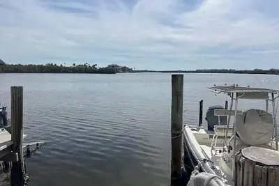 Image de Freshly remodeled second floor waterfront condo