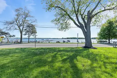 Image de Lakeside Escape On Walled Lake with Beach Access New