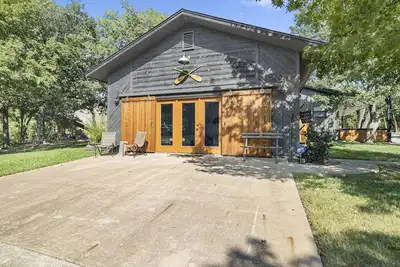 Image de Group/Family Getaway-Sophisticated Texoma Bunk House Sleeps 8 (up 18 with Main House) on 3 acres